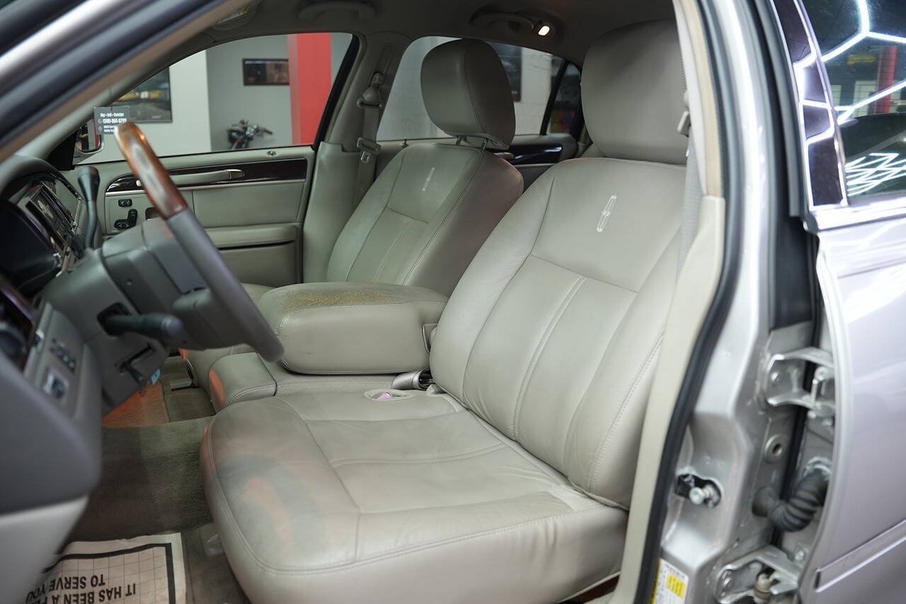 Used 2011 Lincoln Town Car Signature Limited RWD image 11