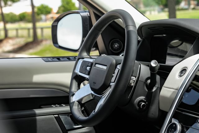 Used 2025 Land Rover Discovery Dynamic SE AWD/4WD image 18