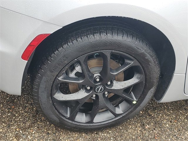 New 2026 Chrysler Pacifica Limited w/ Uconnect Theater Family Group image 5