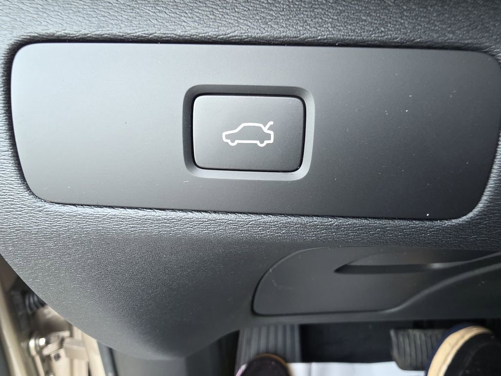 New 2026 Volvo XC90 B6 Plus w/ Protection Package Premier image 29