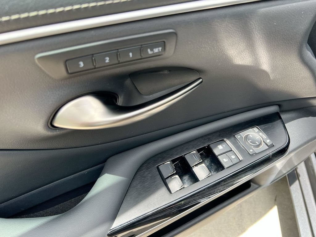 Certified 2025 Lexus ES 300h w/ Premium Package FWD image 11