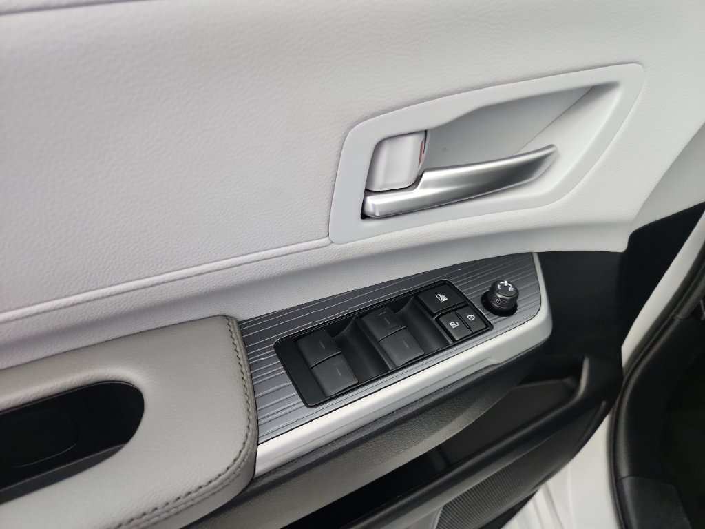 Used 2025 Toyota Sienna XLE FWD image 23