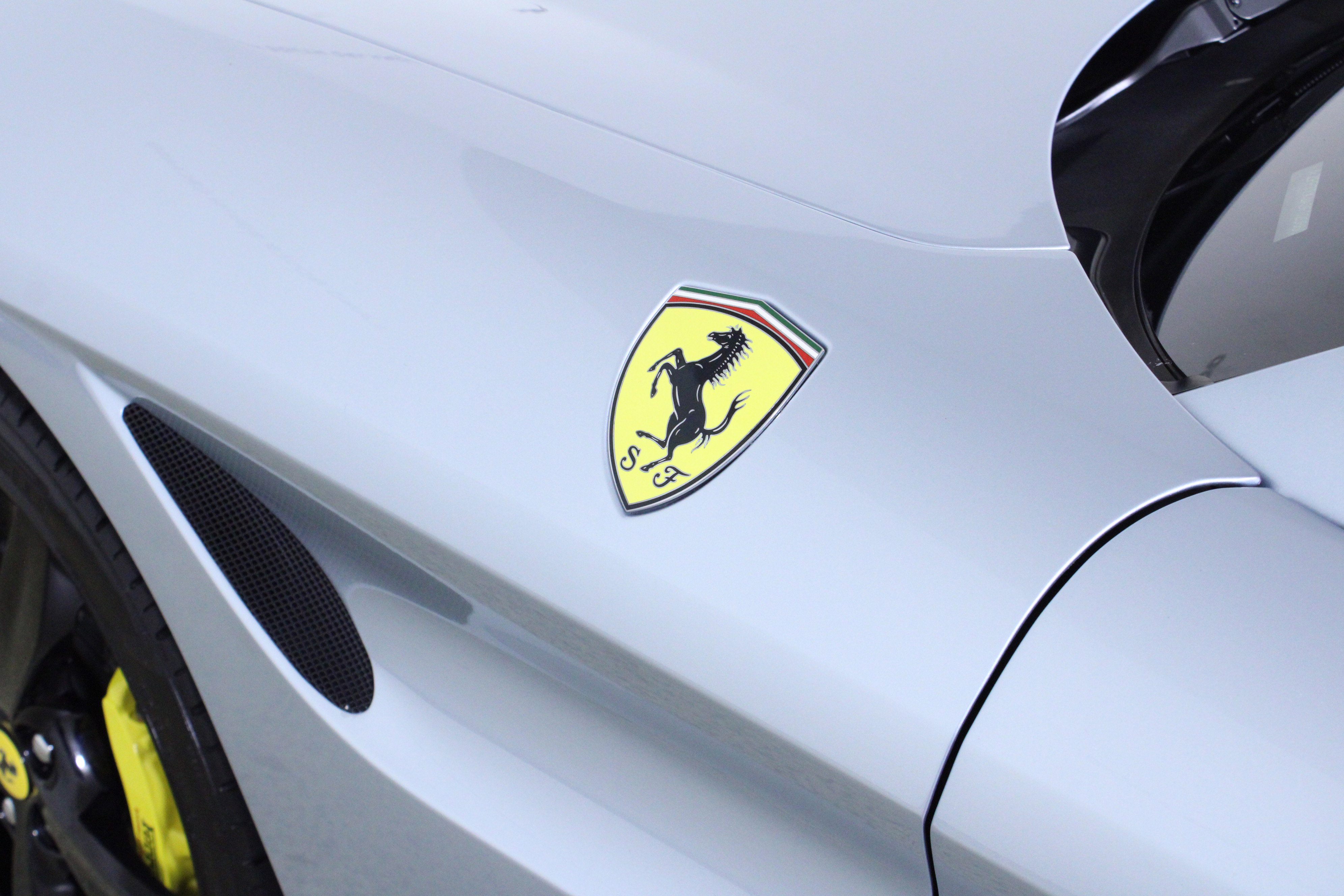 Used 2015 Ferrari California T image 11