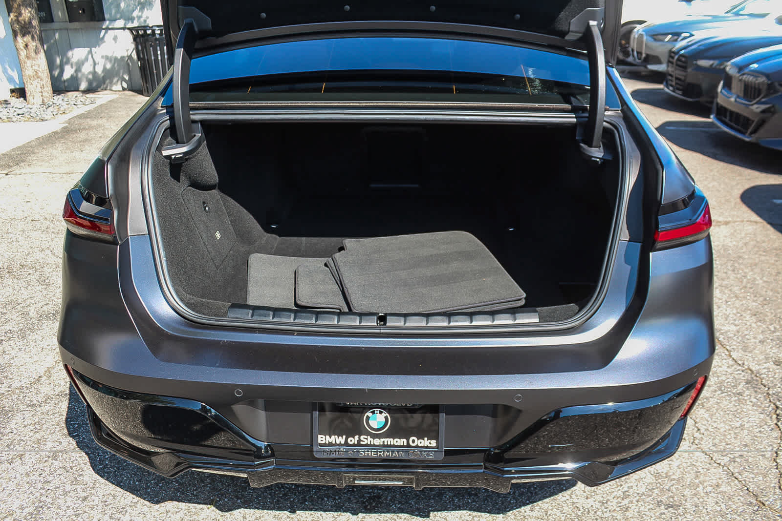 Used 2023 BMW i7 xDrive60 AWD/4WD image 32