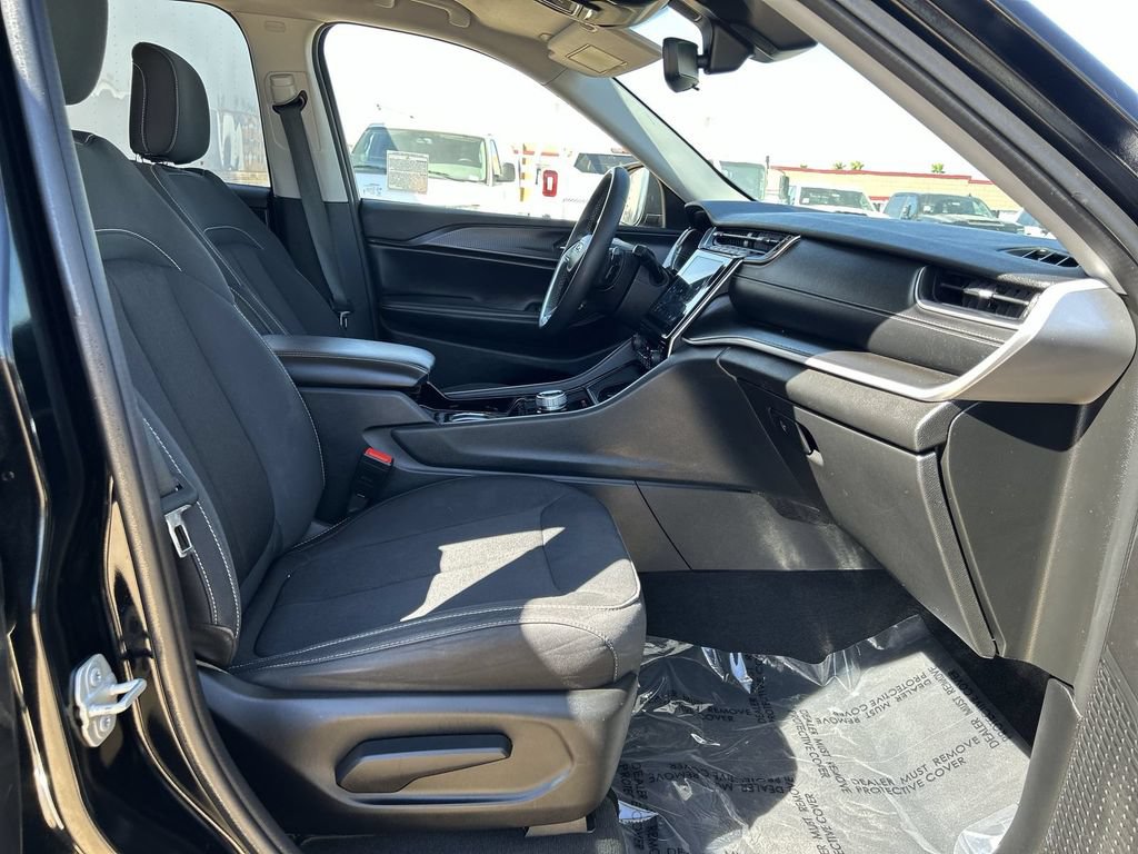 Used 2023 Jeep Grand Cherokee Laredo AWD/4WD image 26