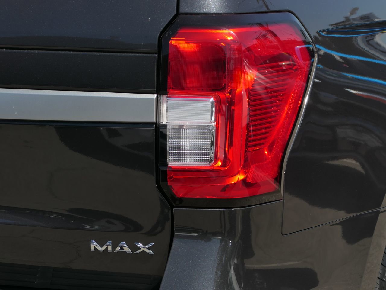 Used 2024 Ford Expedition Max XLT image 3