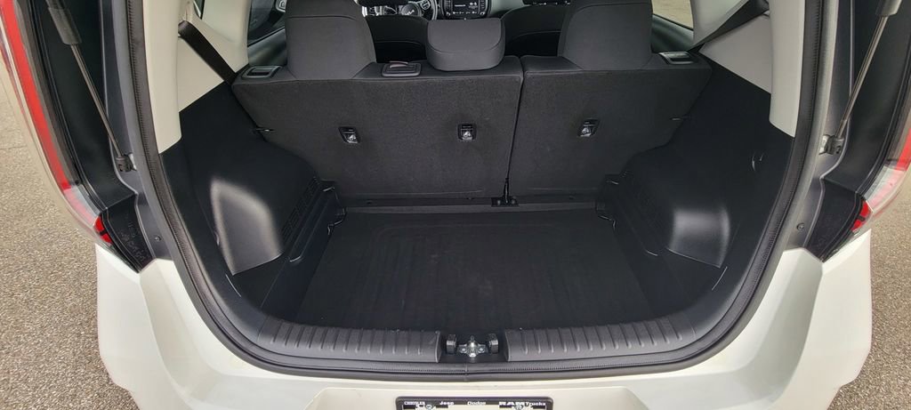 Used 2025 Kia Soul LX w/ LX Technology Package FWD image 11