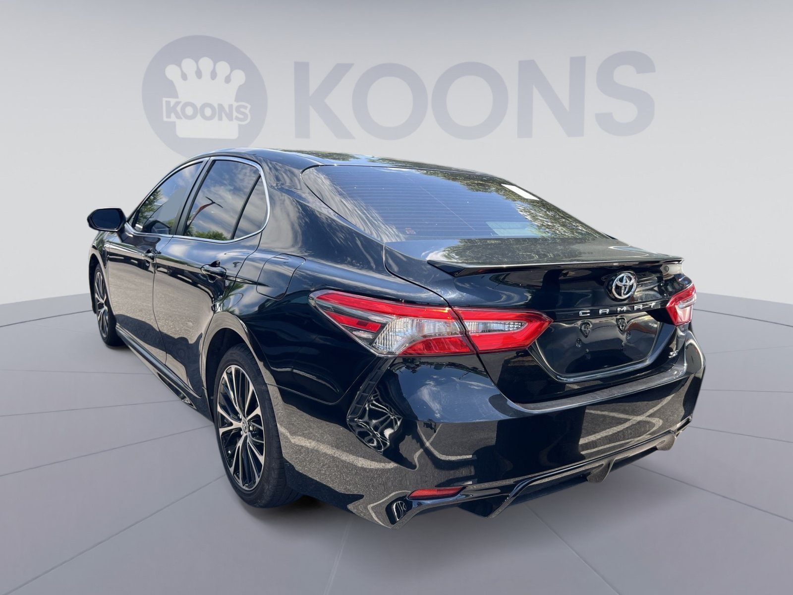 Used 2018 Toyota Camry SE FWD image 2