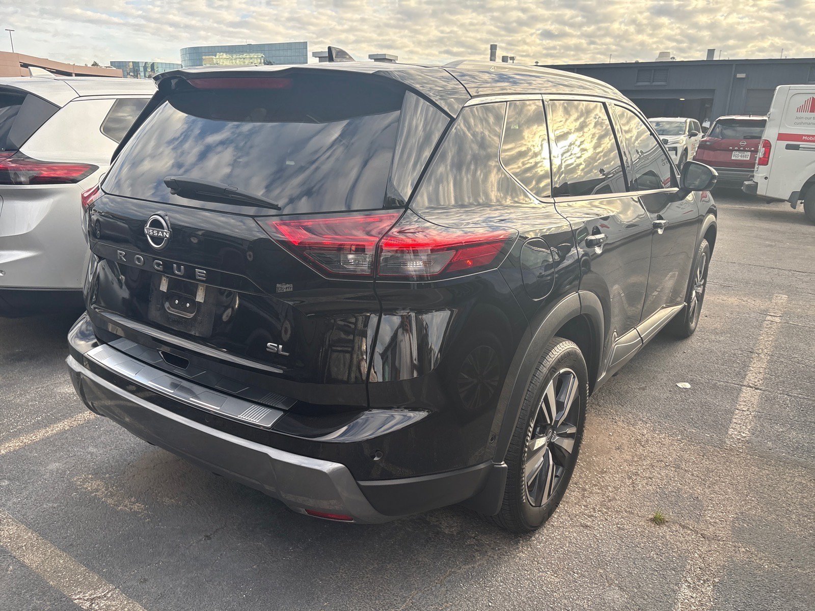 Used 2024 Nissan Rogue SL w/ SL Premium Package FWD image 4