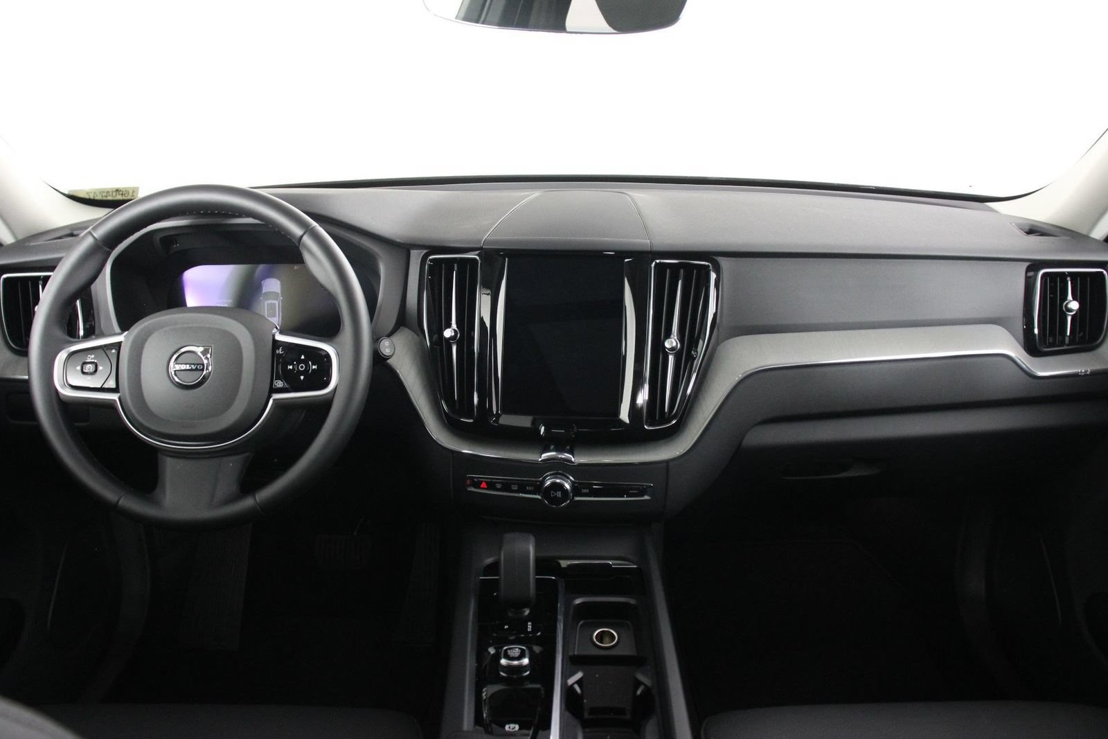 Certified 2025 Volvo XC60 B5 Plus AWD/4WD image 7