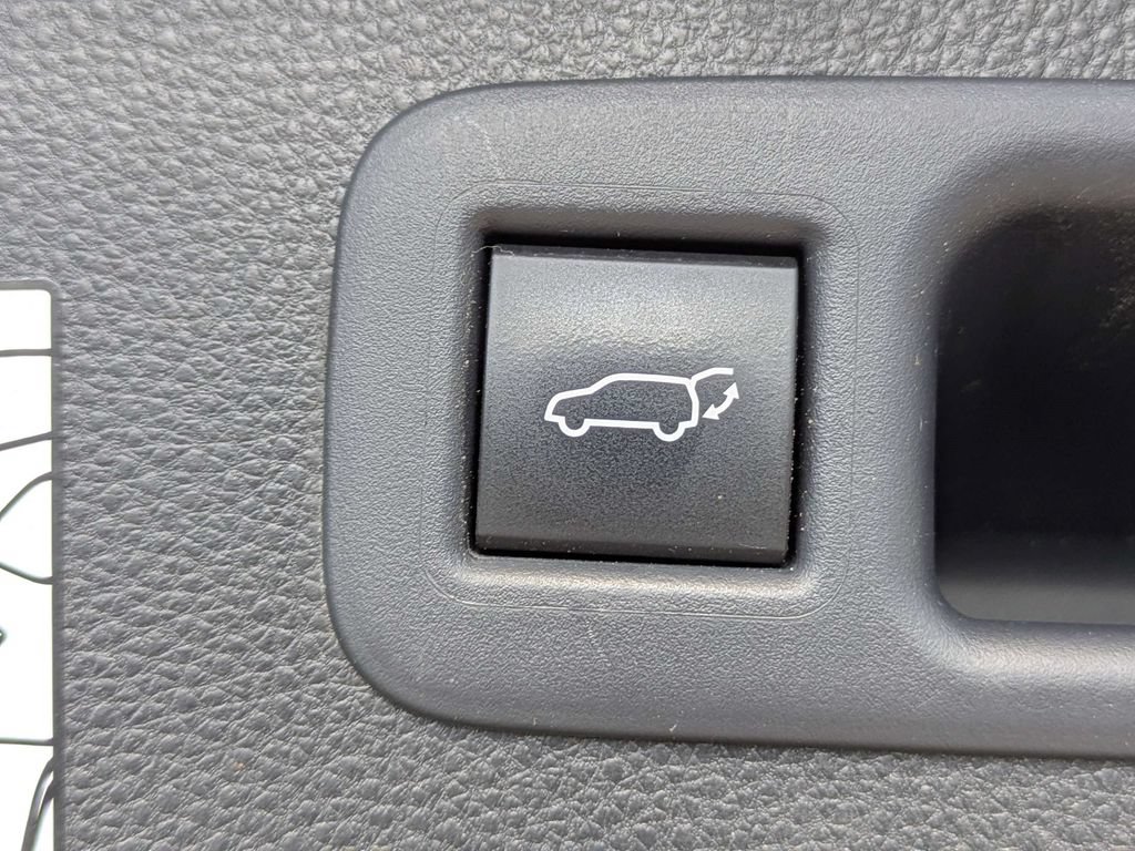 Used 2021 Toyota Highlander Limited FWD image 14