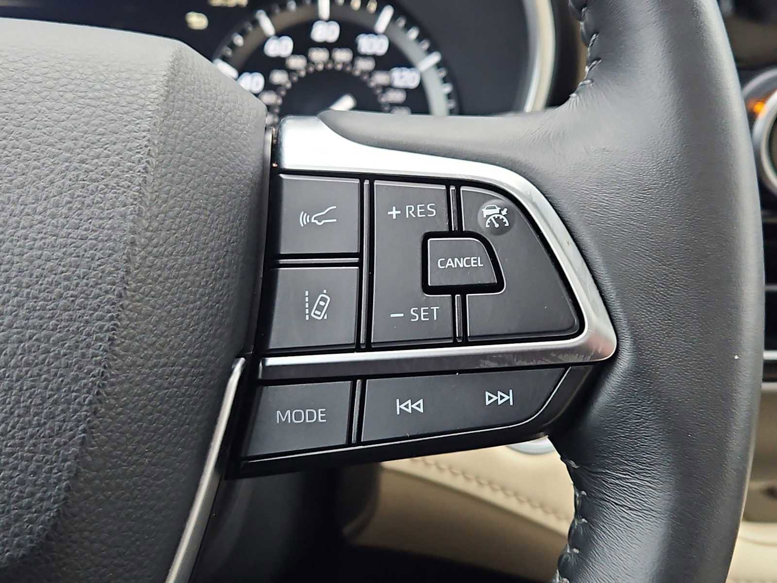 Used 2020 Toyota Highlander XLE image 28