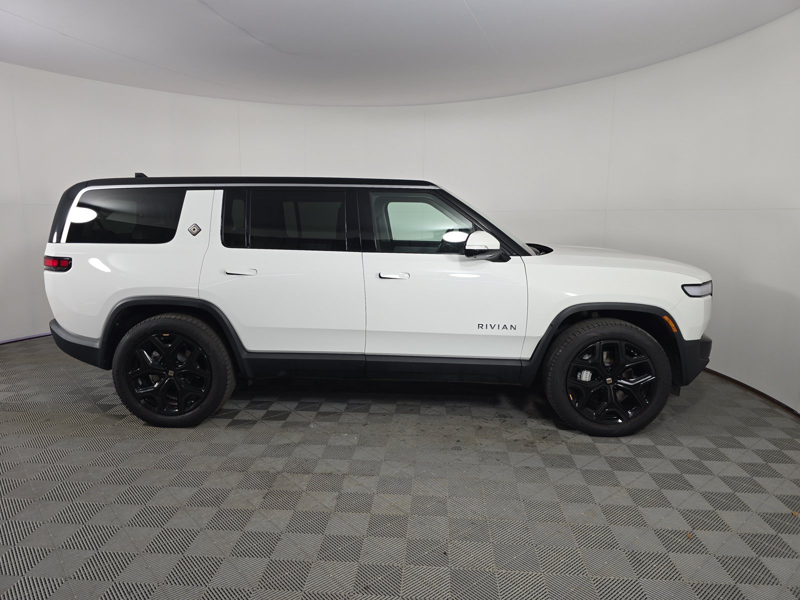 Used 2024 Rivian R1S Adventure AWD/4WD image 6