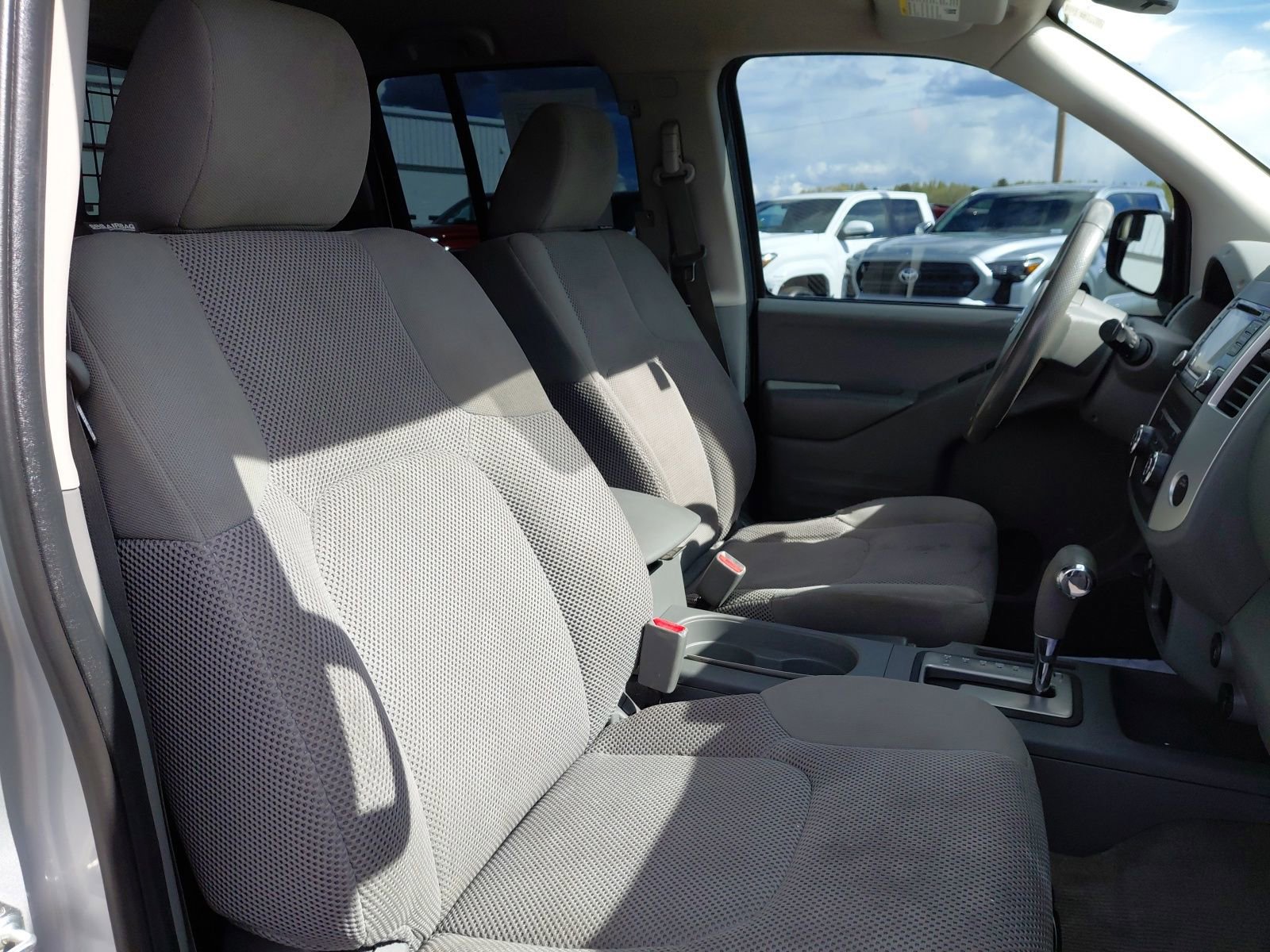 Used 2018 Nissan Frontier SV image 27