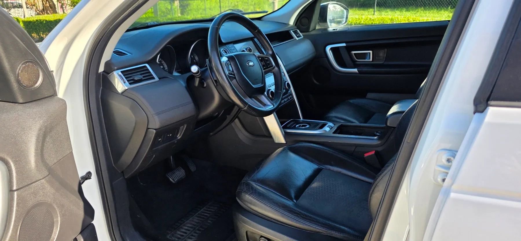 Used 2016 Land Rover Discovery Sport SE image 9