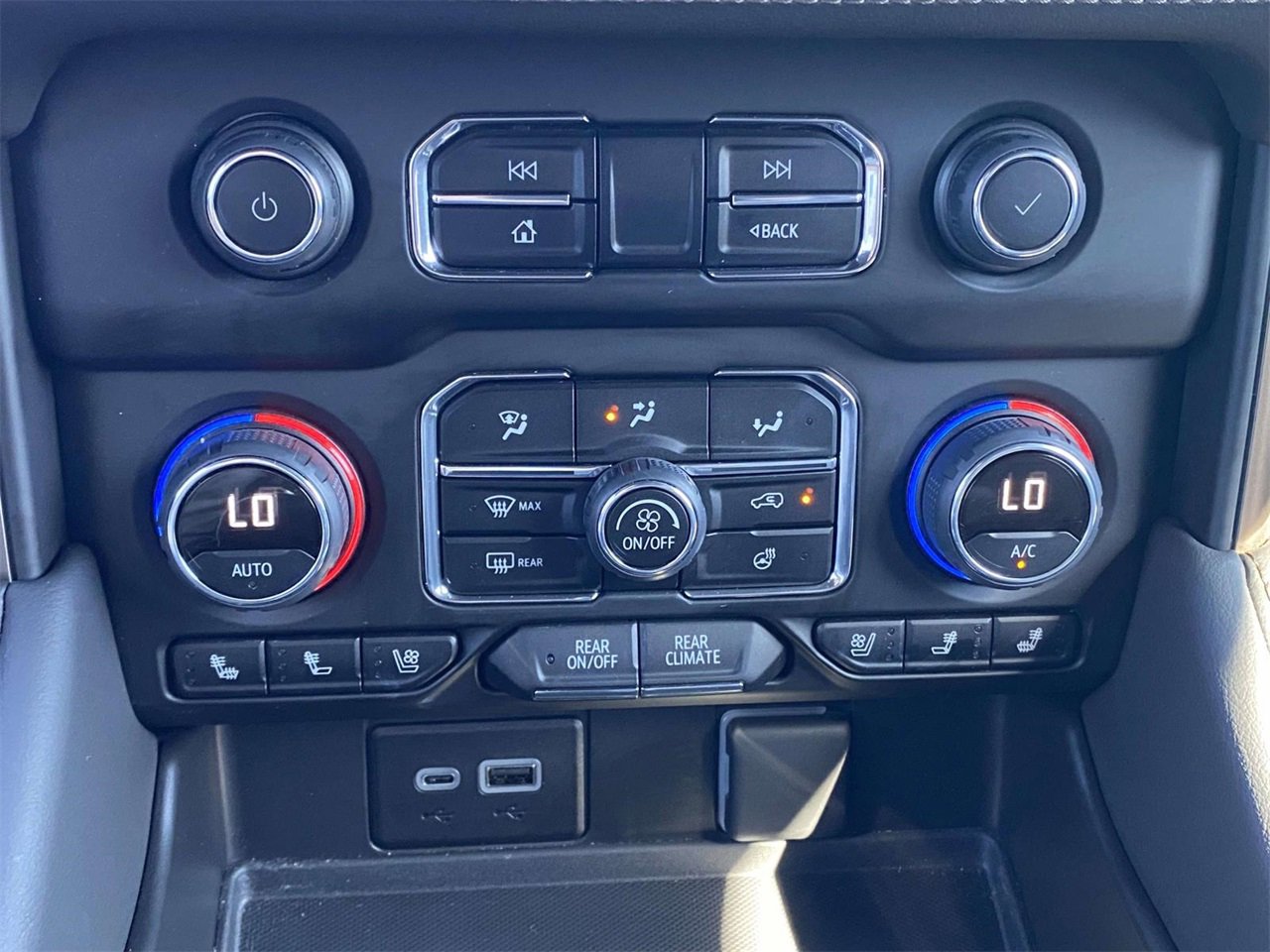 Used 2024 Chevrolet Suburban High Country w/ Advanced Technology Package image 31