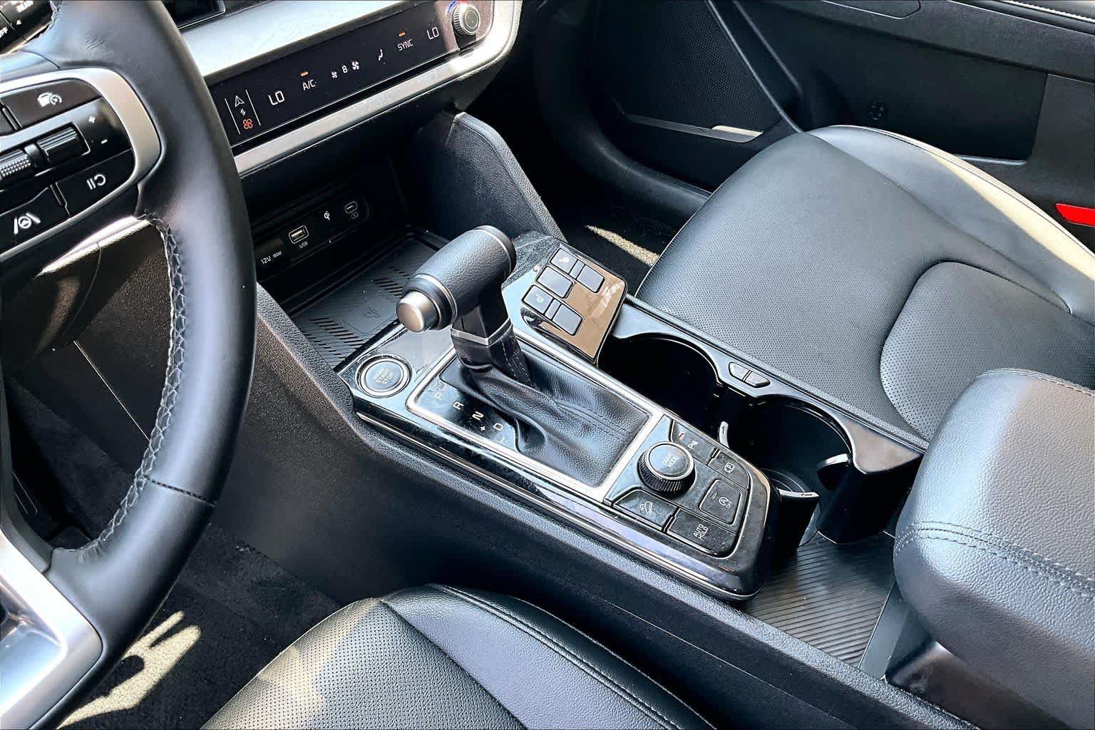 Used 2025 Kia Sportage EX FWD image 17