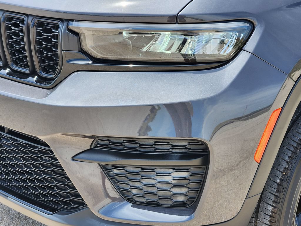 Used 2023 Jeep Grand Cherokee Altitude RWD image 9