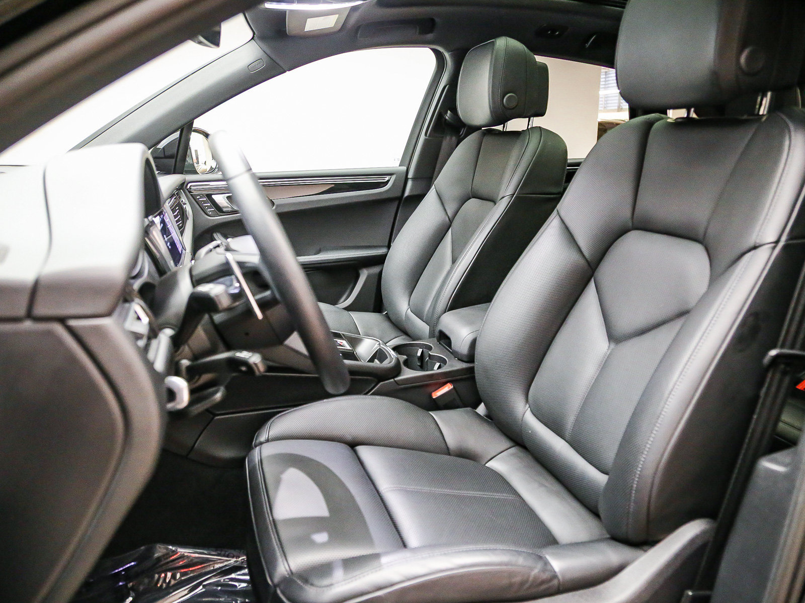 Certified 2025 Porsche Macan AWD/4WD image 5