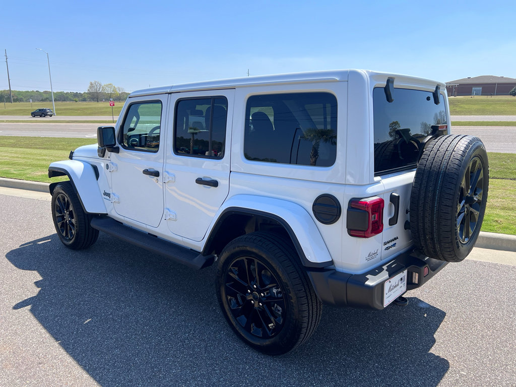Used 2025 Jeep Wrangler Sahara image 9