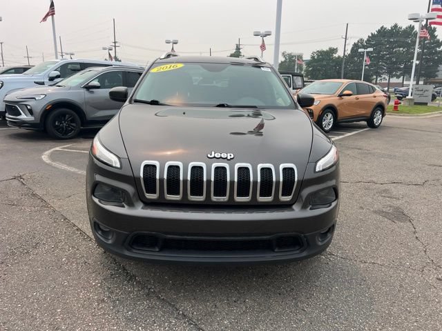 Used 2016 Jeep Cherokee Latitude w/ Cold Weather Group AWD/4WD image 2
