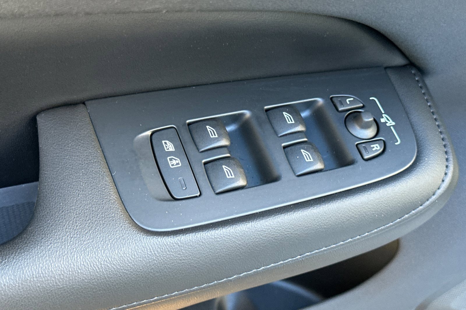 Used 2023 Volvo S60 T8 Plus w/ Climate Package image 11