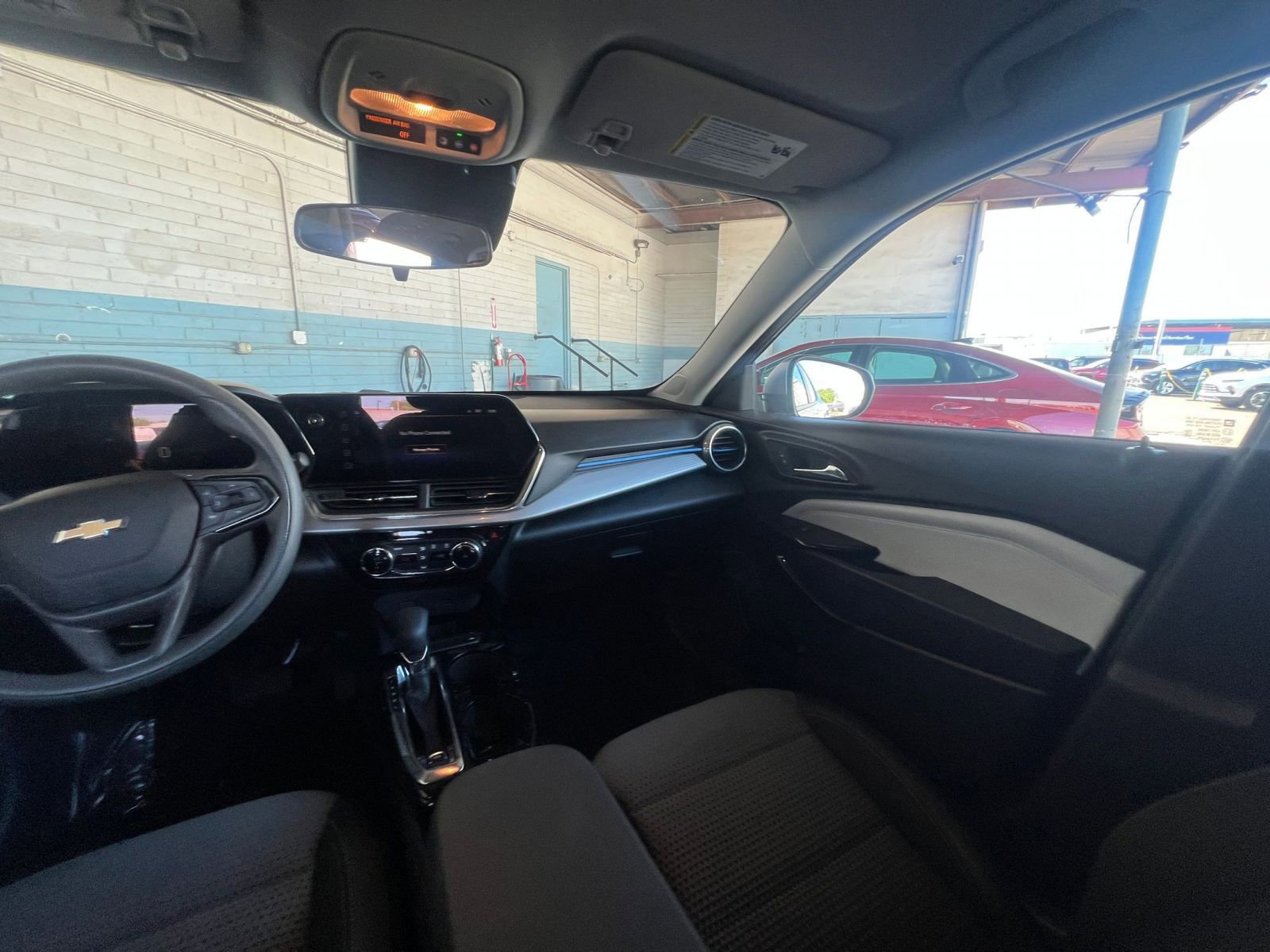 Used 2025 Chevrolet Trax LT FWD image 35
