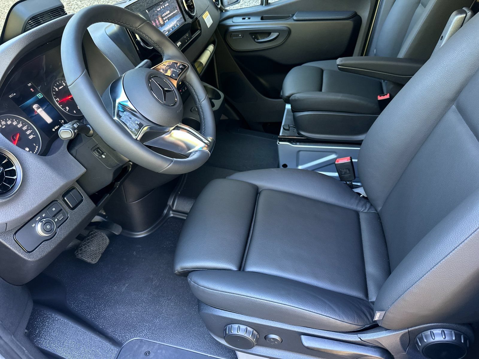 Used 2025 Mercedes-Benz Sprinter 2500 image 10