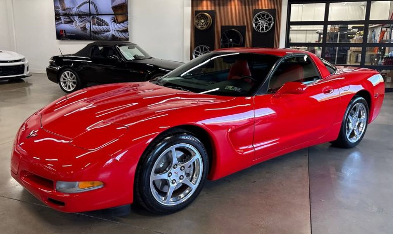 Used 2002 Chevrolet Corvette Coupe w/ Preferred Equipment Group1