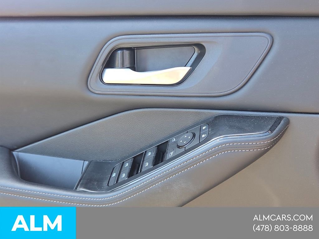 Used 2025 Nissan Rogue SV image 29