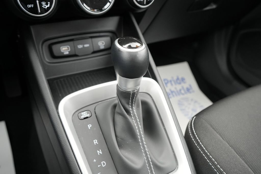 Certified 2025 Hyundai Venue SEL FWD image 30