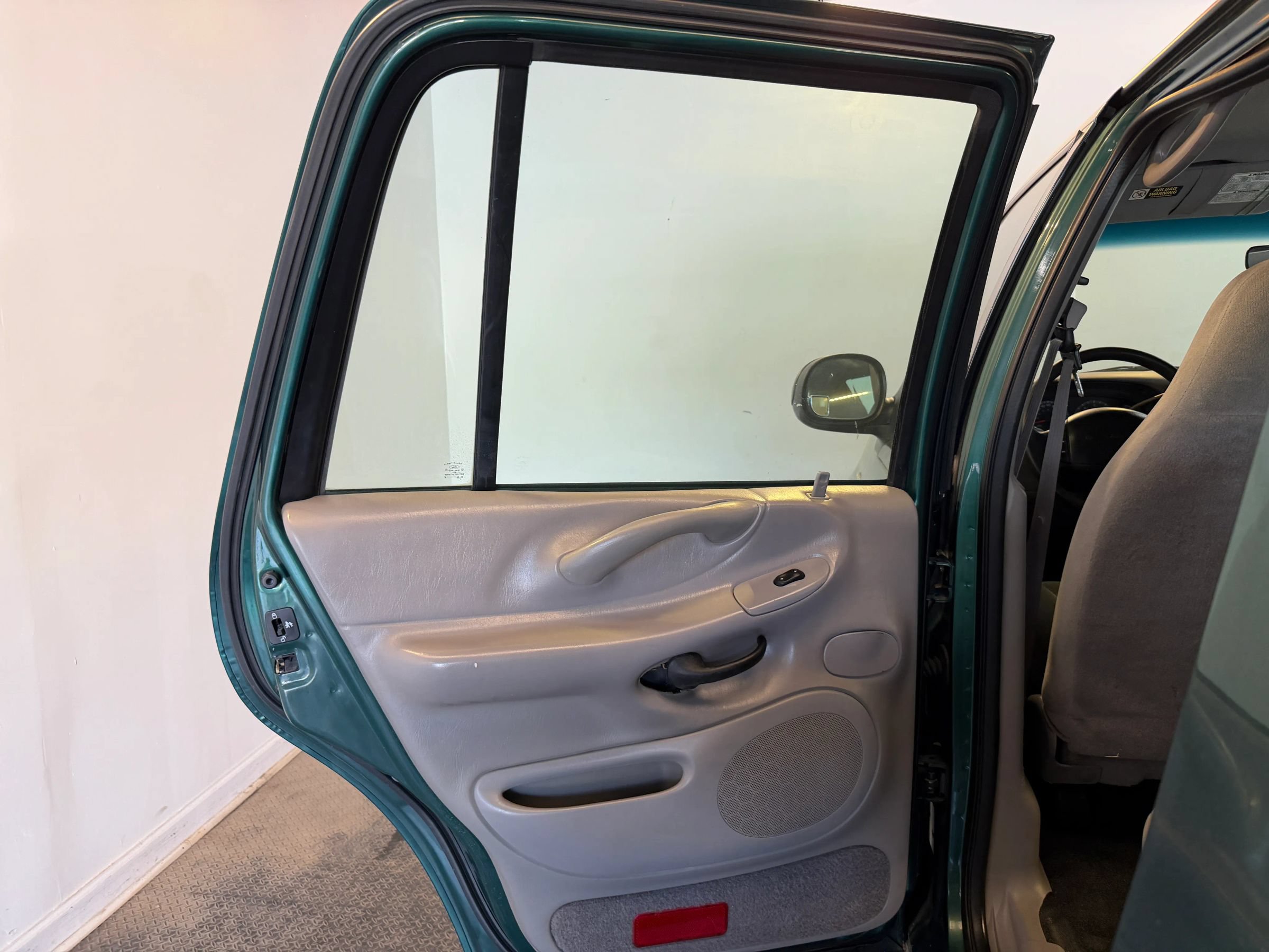 Used 2000 Ford Expedition XLT AWD/4WD image 29