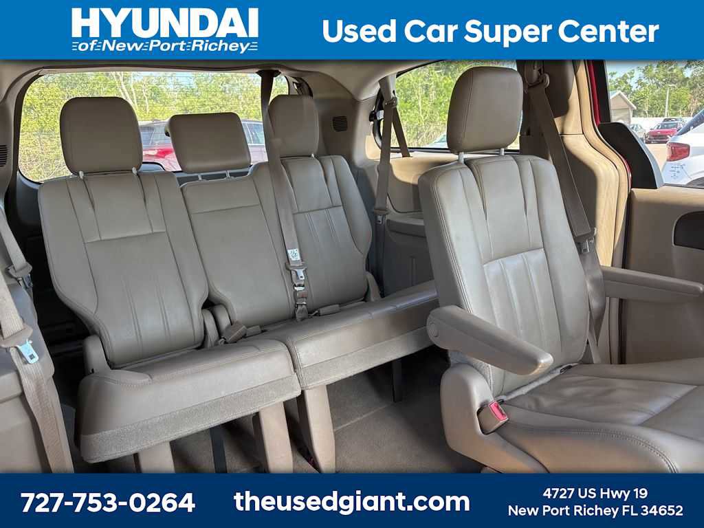 Used 2015 Chrysler Town & Country Touring image 9