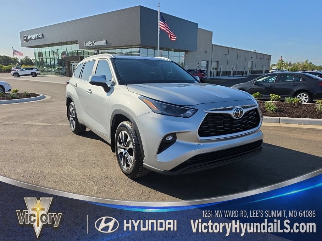 Used 2025 Toyota Highlander XLE AWD/4WD image 2