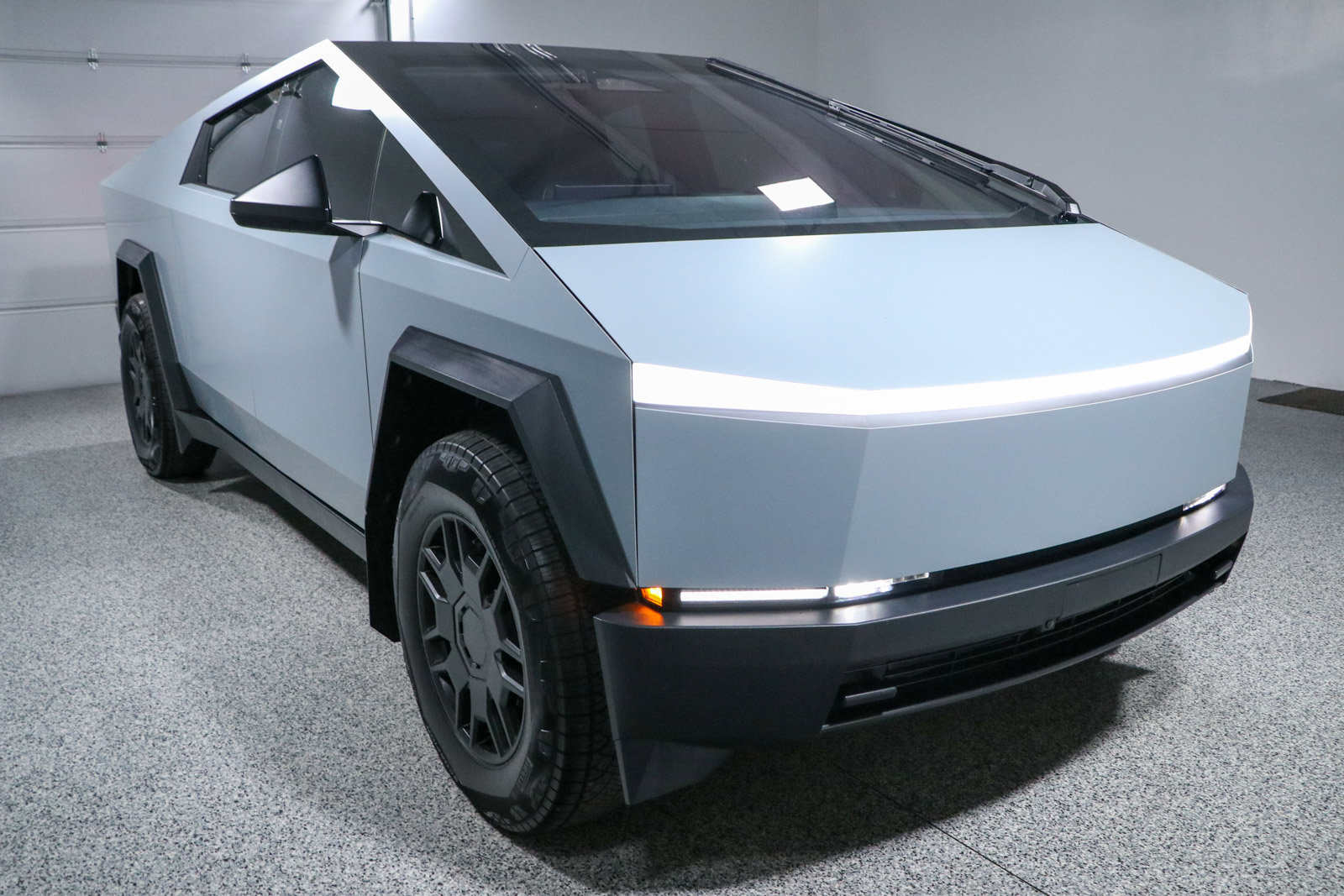Used 2024 Tesla Cybertruck AWD Crew Cab image 5