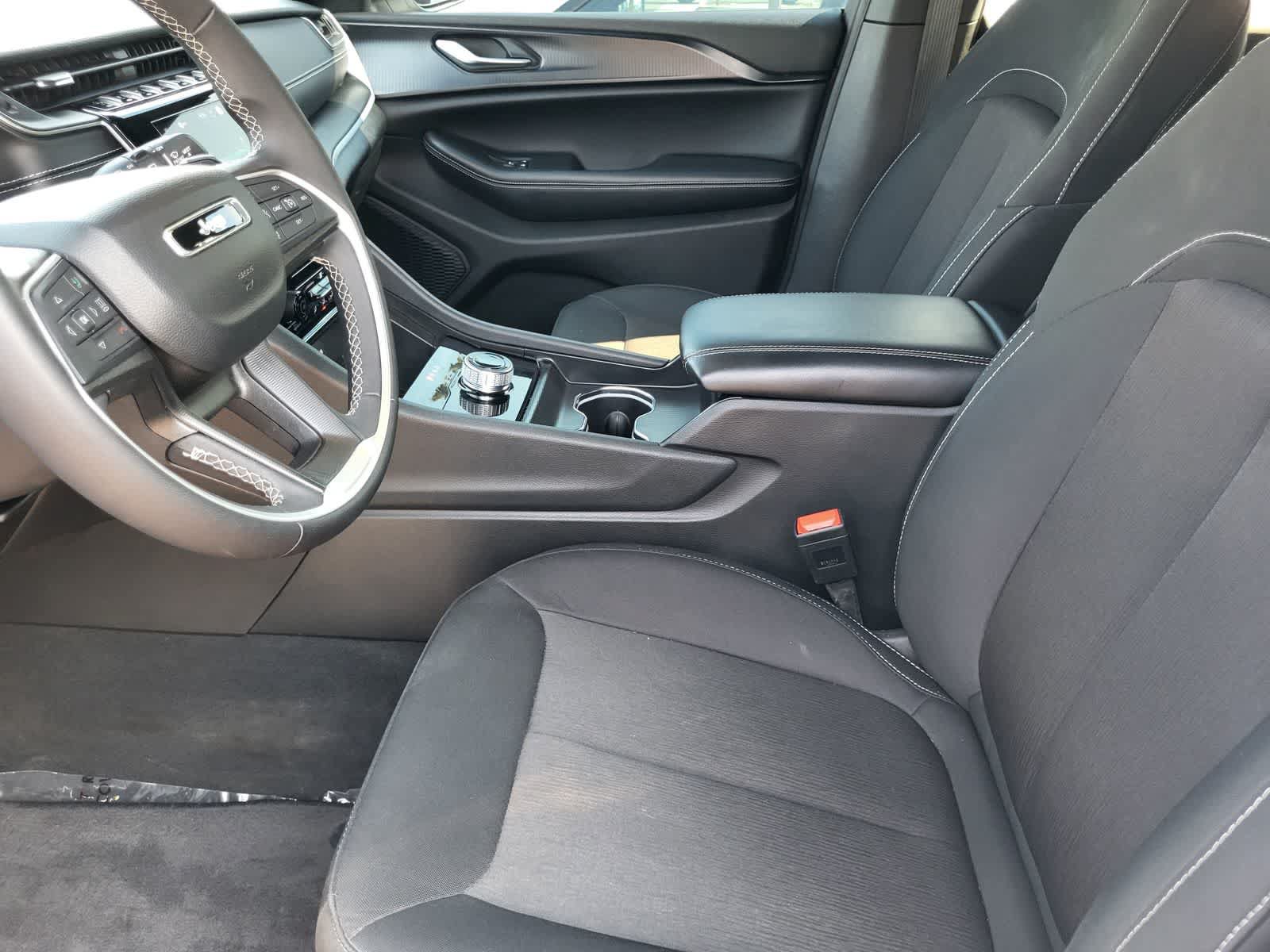 Used 2024 Jeep Grand Cherokee Laredo X AWD/4WD image 30
