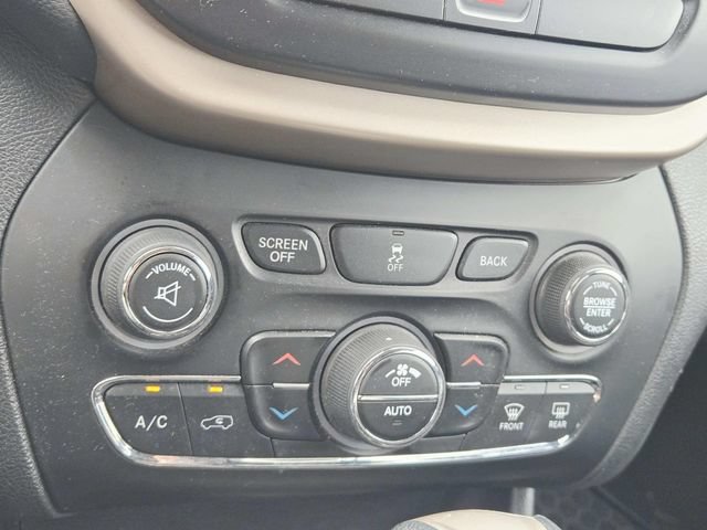 Used 2017 Jeep Cherokee Latitude w/ Comfort/Convenience Group FWD image 20