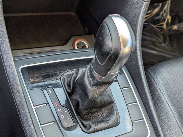 Used 2017 Volkswagen Passat 1.8T R-Line w/ R-Line Lighting Package image 11