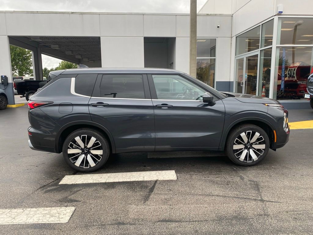 Used 2025 Mitsubishi Outlander SE FWD image 11