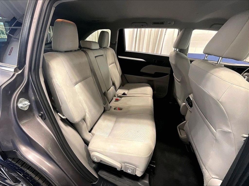Used 2019 Toyota Highlander LE AWD/4WD image 16