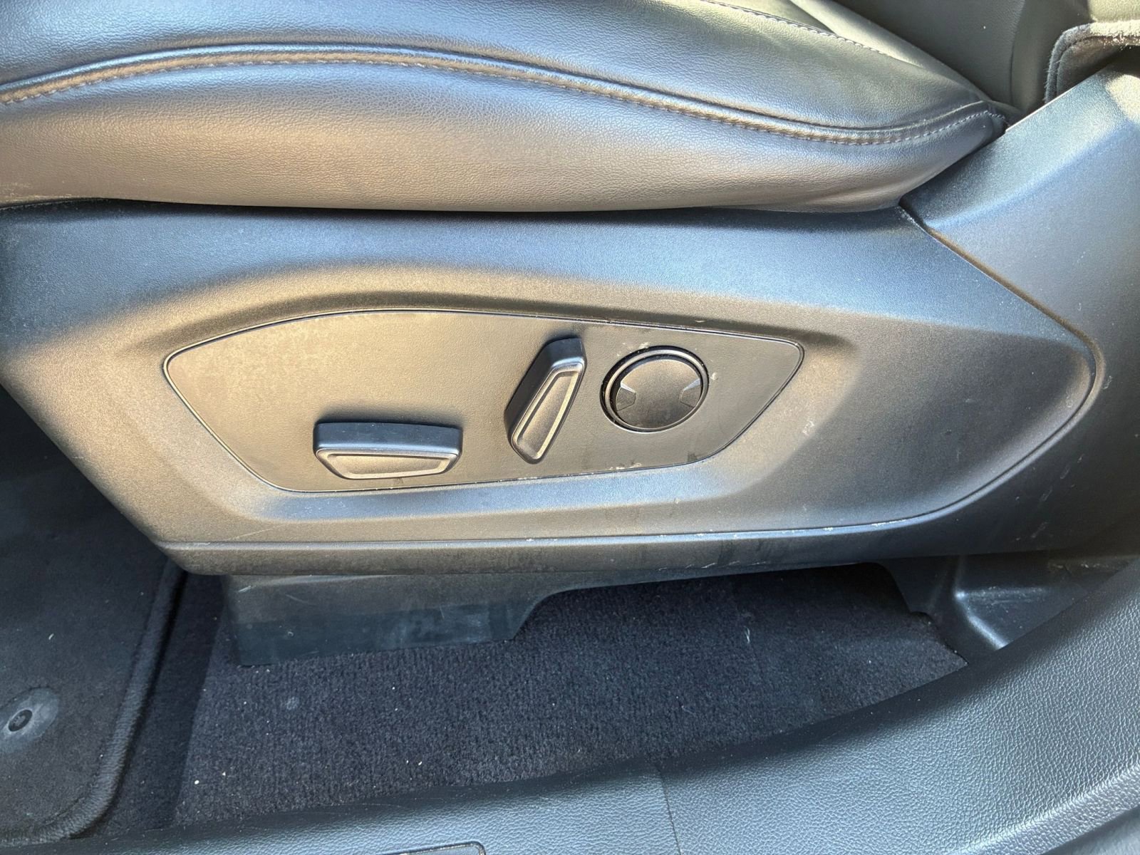 Used 2024 Ford Explorer XLT w/ Equipment Group 202A image 19