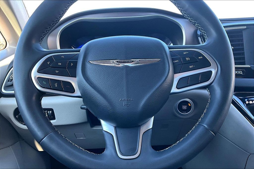 Used 2022 Chrysler Voyager LX image 10