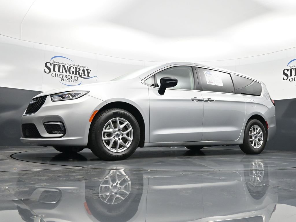 Used 2024 Chrysler Pacifica Touring-L FWD image 28