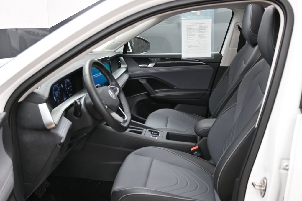 Used 2025 Volkswagen Tiguan SE w/ Panoramic Sunroof Package AWD/4WD image 13