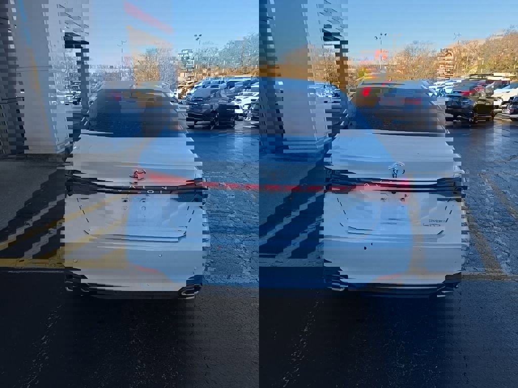 Used 2022 Toyota Avalon Limited w/ Advanced Safety Package image 4