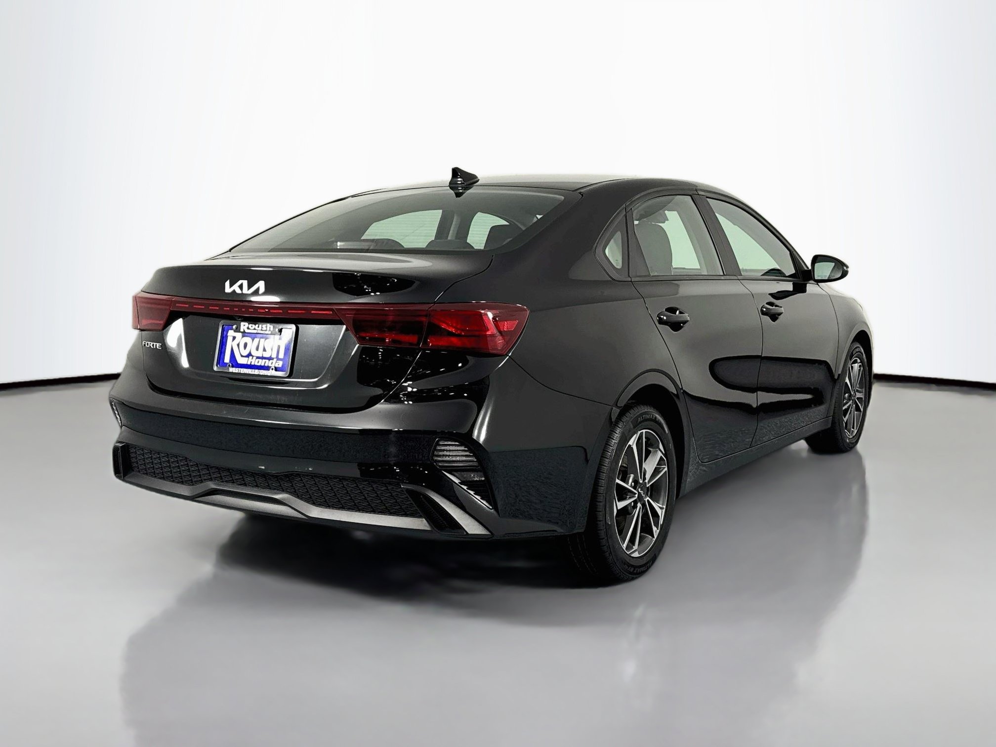 Used 2023 Kia Forte LXS w/ LXS Technology Package FWD image 5