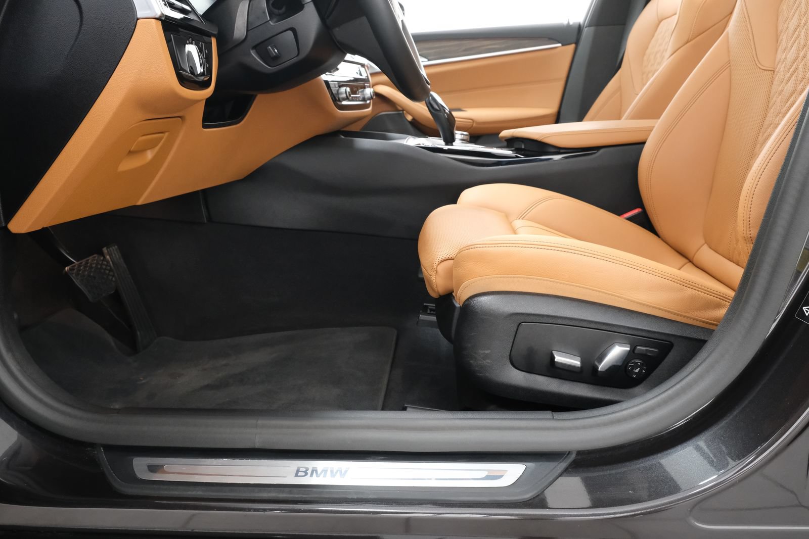 Used 2023 BMW 530i xDrive w/ Premium Package AWD/4WD image 31