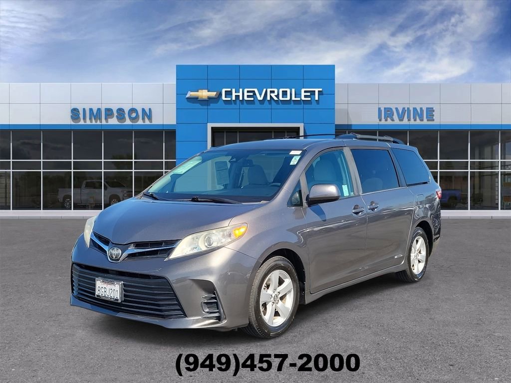 Used 2018 Toyota Sienna LE w/ Carpet Mat Package image 4