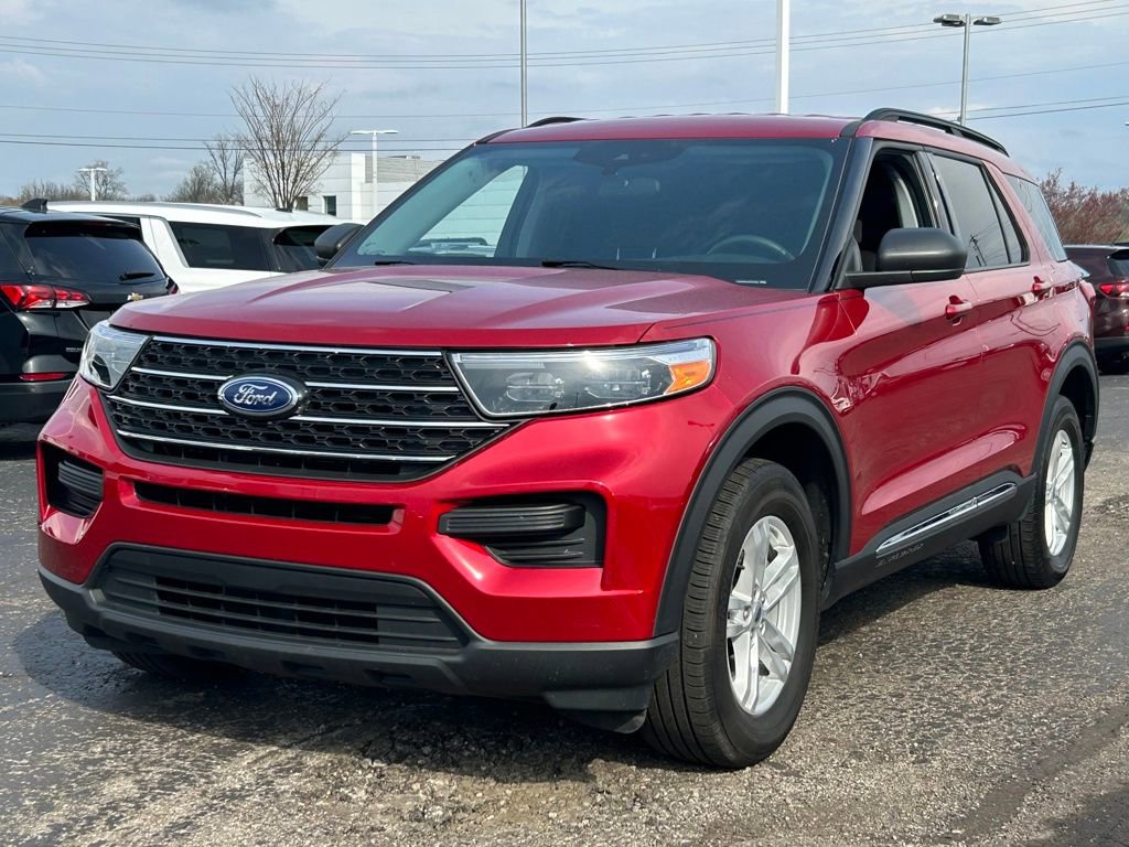Used 2024 Ford Explorer XLT AWD/4WD image 3