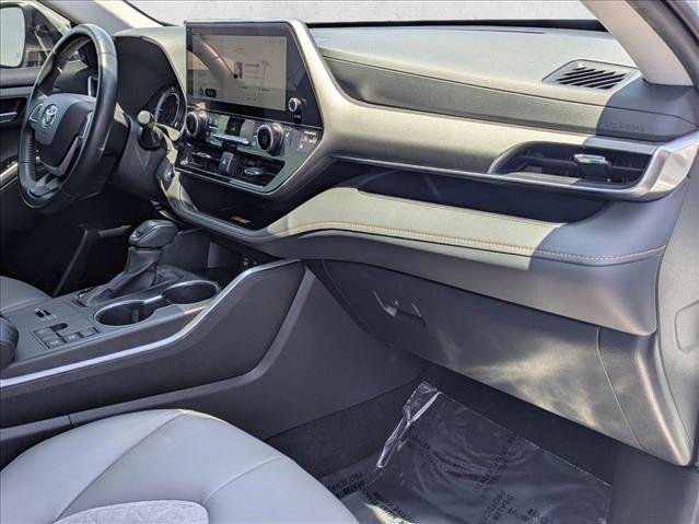 Used 2023 Toyota Highlander Bronze Edition FWD image 23